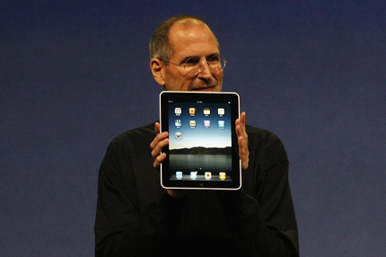 乔布斯手中拿着屏幕尺寸为9.7英寸的第一代ip