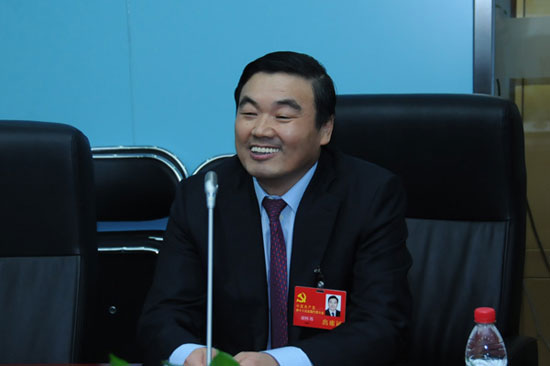 十八大代表、交通銀行黨委書記、董事長胡懷邦在接受記者採訪