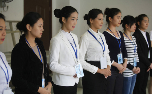 南航深圳招空姐 承诺入职1年内收入6至8万元