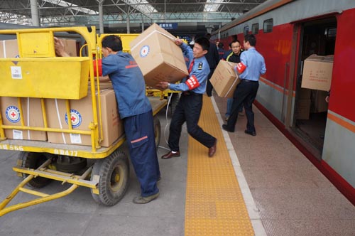 中铁快运公司全力以赴保证救灾物资运输