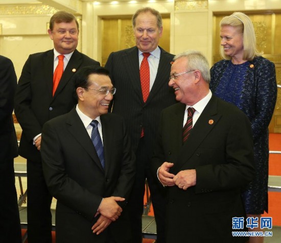 6月5日，国务院总理李克强在北京人民大会堂同出席2013财富全球论坛和出席全球首席执行官委员会的企业家代表会见并座谈。 新华社记者庞兴雷 摄 