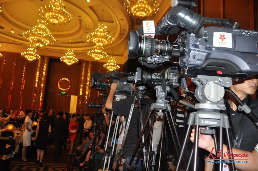 2013财富全球论坛在四川成都举行开幕晚宴。图为媒体席记者在紧张工作。（人民网 王千原雪摄影报道）