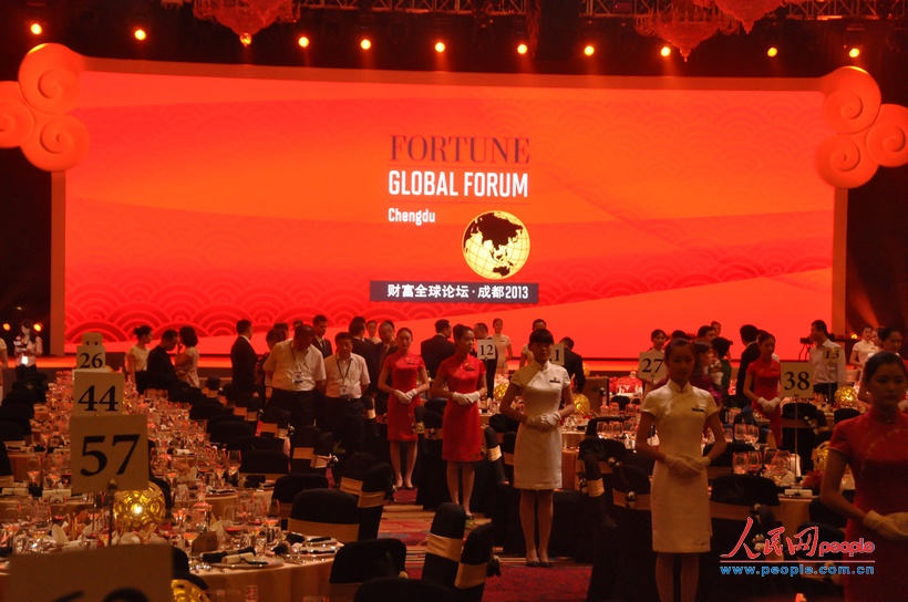 2013财富全球论坛在四川成都举行开幕晚宴。图为晚宴会场（人民网 王千原雪摄影报道）