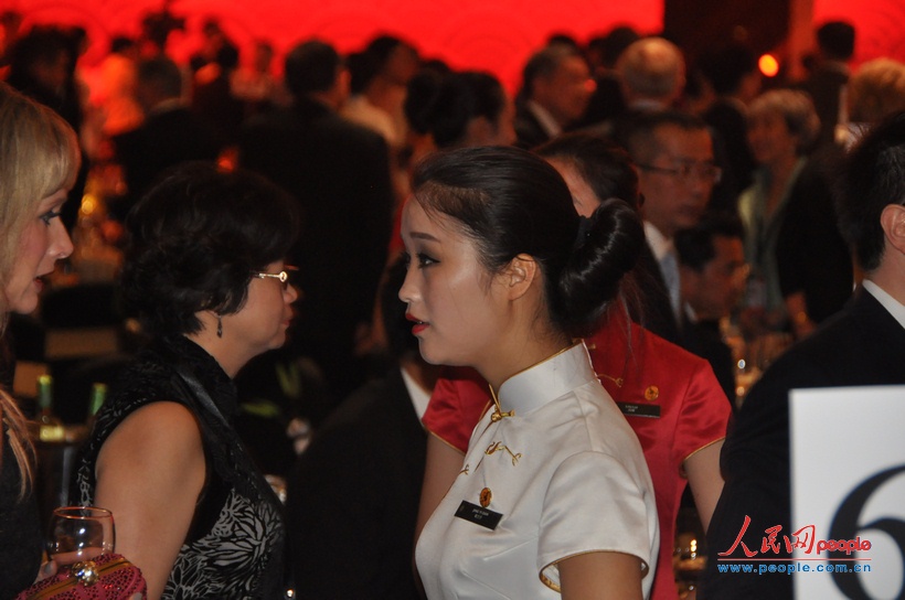 2013财富全球论坛在四川成都举行开幕晚宴。图为晚宴工作人员。（人民网 王千原雪摄影报道）