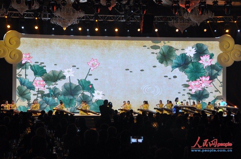 2013财富全球论坛在四川成都举行开幕晚宴。图为晚宴开场乐器表演。（人民网 王千原雪摄影报道）