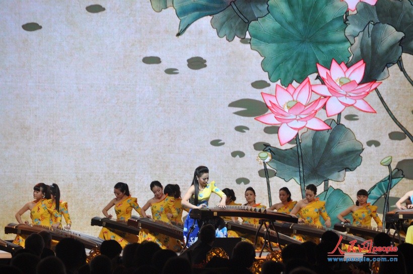 2013财富全球论坛在四川成都举行开幕晚宴。图为晚宴开场乐器弹奏表演。（人民网 王千原雪摄影报道）