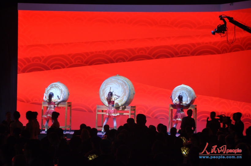 2013财富全球论坛在四川成都举行开幕晚宴。图为晚宴开场表演。（人民网 王千原雪摄影报道）