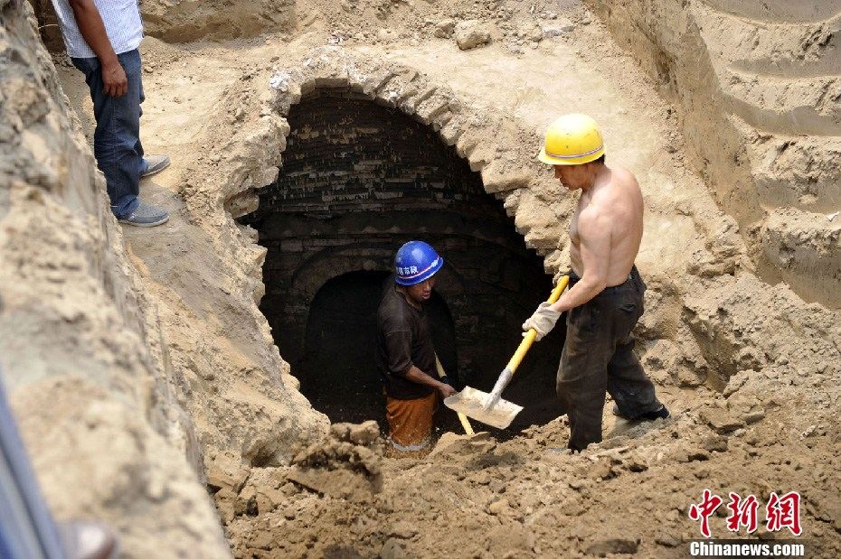 6月16日，在山西太原并州路改造路段，施工人员在进行地下管道铺设时，挖开了一处青砖拱形的洞穴，引起了附近居民的围观，文物考古部门相关人员已开始对洞穴进行勘察研究。韦亮摄
