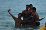 三亚游客将海豚抬出水面