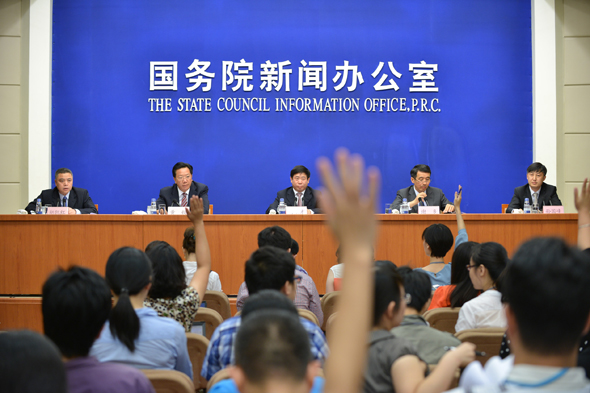 2013年7月5日，国务院新闻办举行吹风会，邀请中国银监会主席助理、新闻发言人杨家才；中国银监会政策法规部主任、新闻发言人黄毅；中国人民银行金融市场司司长谢多，中国人民银行货币政策司副司长孙国峰介绍金融支持经济结构调整和转型升级有关政策情况，并回答记者提问。
摄影：新华社记者  李鑫