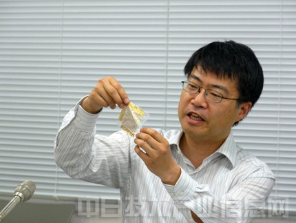 东京大学开发出比羽毛还要轻软的薄膜传感器
