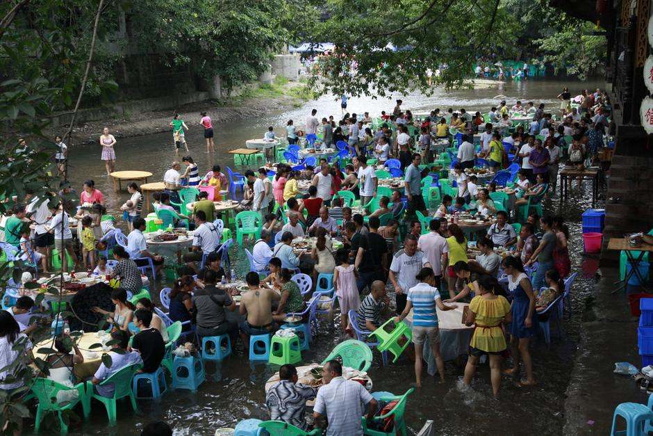 重庆消暑新招 河水中吃饭纳凉