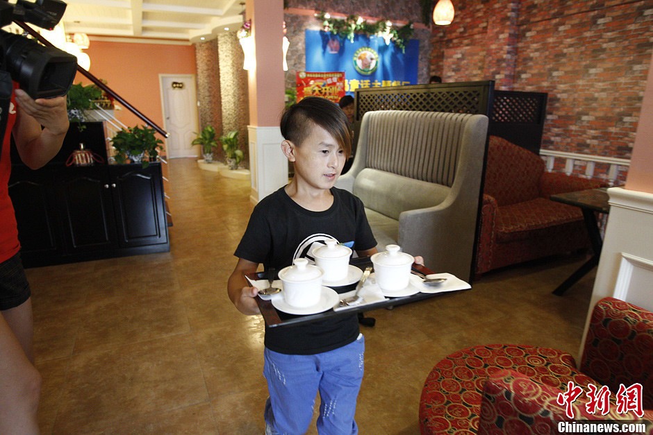 郑州现小矮人童话主题餐厅 店员身高1.<em>3</em>米(组