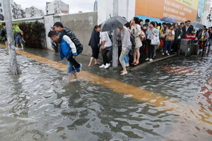 上海暴雨致地鐵口積水