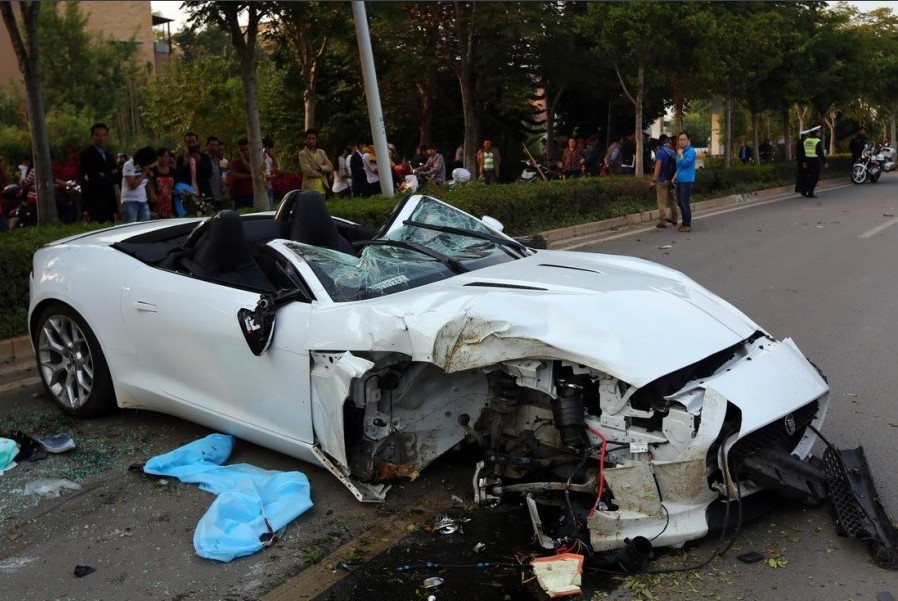 昆明飙车党市区飙车致<em>车祸</em> 豪车司机<em>当场死亡</em>
