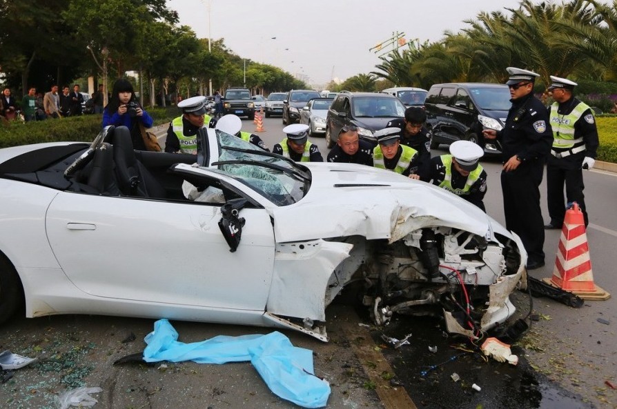 昆明飙车党市区飙车致<em>车祸</em>+豪车司机当场死