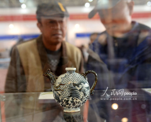 胡平收藏的青花凤首扁壶参展第十六届北京中国古玩艺术品博览会(新华社记者 金良快 摄)