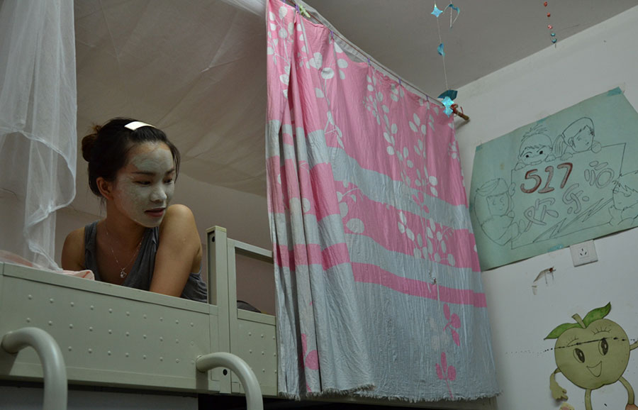 <em>广西大学新闻传播学院女研究生黄燕</em>拍摄女生宿