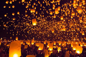 泰国民众放飞孔明灯祈福
