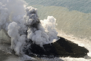 日本火山喷发形成新岛
