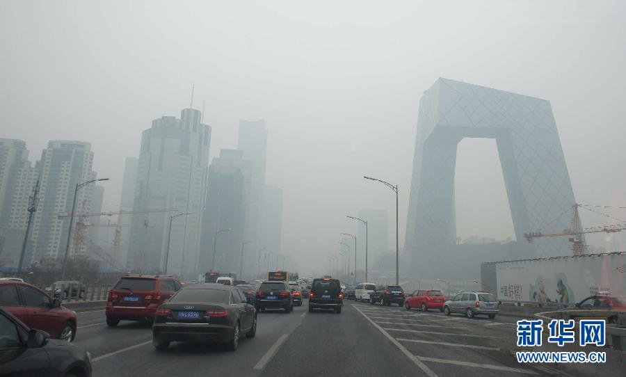 2月21日,车辆行驶在雾霾笼罩的北京街头,中央电视台新址大楼依稀可见。继2月20日北京首次启动空气重污染“黄色预警”后,北京市空气重污染应急指挥部21日12时发布,全市由现行的空气重污染“黄色预警”级别提升至“橙色预警”级别。为何此轮雾霾持续时间如此之久、预计程度如此之严重?专家认为,一是地面回暖缓慢,静稳气象条件不利于污染物扩散,短期难以显著改善。二是北京市污染物快速积累,与偏南风导致的跨省市区域输送有很大关联。新华社发(樊甲山 摄)
2月22日,机动车在雾霾笼罩的北京三环路上行驶。当日,记者从环保部获悉,受不利气象条件等因素影响,京津冀及周边地区持续出现空气重污染,部分城市空气质量达到严重污染。 2月21日环保部卫星遥感监测表明,我国中东部地区大部分省份出现灰霾,灰霾影响面积约为143万平方公里,重霾面积约为81万平方公里,主要集中在北京、河北、山西、山东、河南、辽宁等地。受其影响,21日京津冀及周边地区39个地级及以上城市中,有20个城市发生了重度及以上污染。较20日增加了4个城市,污染呈加重趋势。新华社记者 罗晓光 摄
