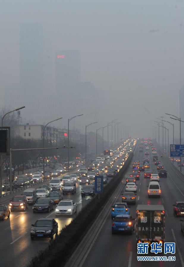 2月22日,机动车在雾霾笼罩的北京三环路上行驶。当日,记者从环保部获悉,受不利气象条件等因素影响,京津冀及周边地区持续出现空气重污染,部分城市空气质量达到严重污染。 2月21日环保部卫星遥感监测表明,我国中东部地区大部分省份出现灰霾,灰霾影响面积约为143万平方公里,重霾面积约为81万平方公里,主要集中在北京、河北、山西、山东、河南、辽宁等地。受其影响,21日京津冀及周边地区39个地级及以上城市中,有20个城市发生了重度及以上污染。较20日增加了4个城市,污染呈加重趋势。新华社记者 罗晓光 摄