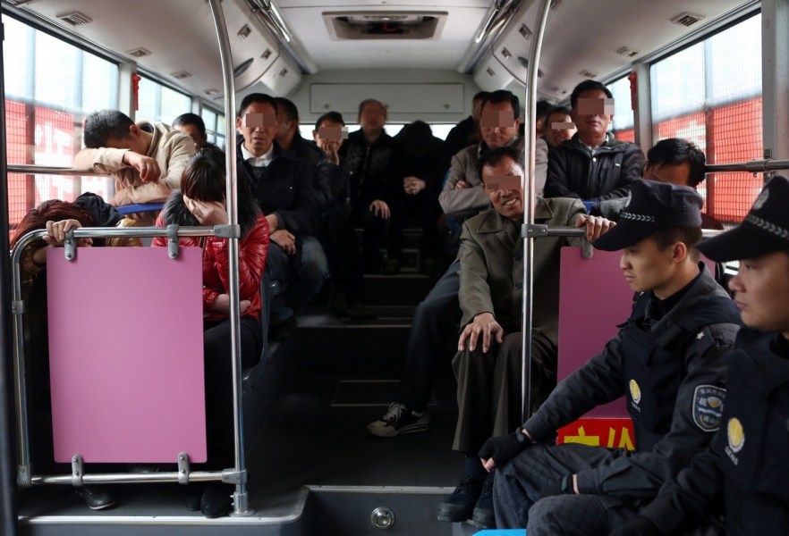 　2014年3月11日，深圳车管所，“黄牛”们被带回深圳醉驾处置中心接受调查。