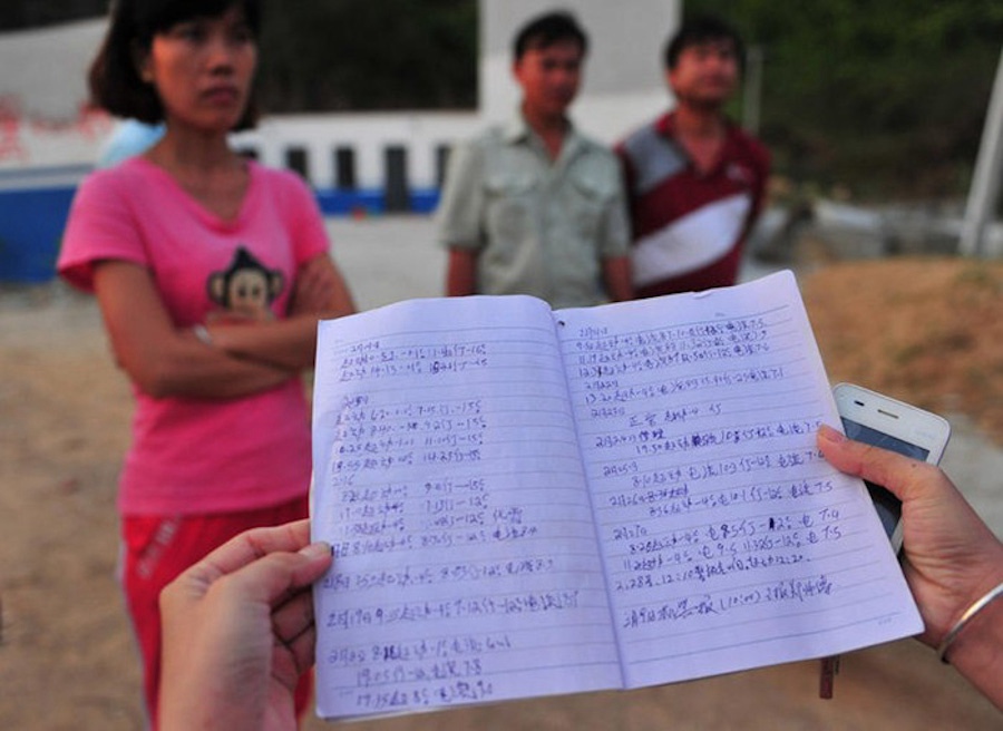 南新农场第一作业区主任表示,当时在建的时候并不知道是建的“停尸房”,而且在建的时候就制止过。现在建好了他们也没有权利直接拆除,但是将向相关的执法部门反映此事,予以处理。直到当天下午6时,工作人员所说的老板依然没有露面。至于村民质疑,尸体为什么会停放在山脚下的“停尸间”,而这样做是否违规,目前,三亚警方已经介入。