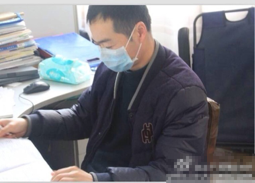 温州一学校师生因工厂恶臭被迫戴口罩上课(组