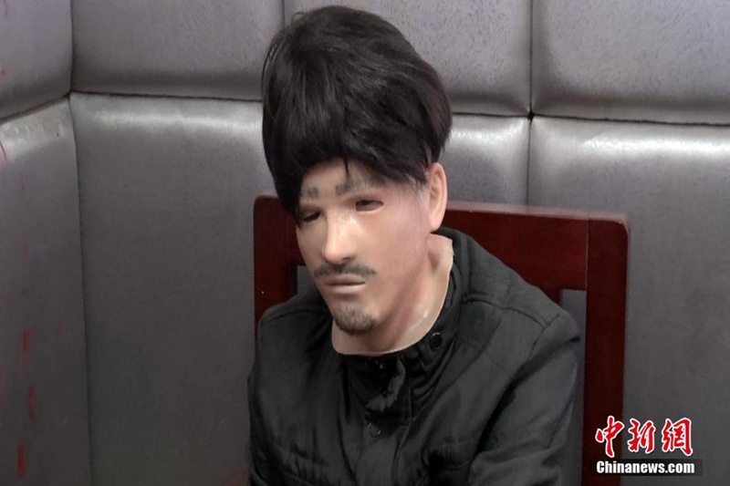 杭州一男子带人皮面具持刀吓唬前妻 被警方拘