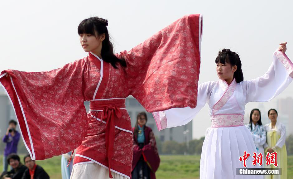 3月30日,身着汉服的大学生在进行“上巳节”仪式。当日,南京东南大学华风汉韵文化社和051121、051122班级的汉文化爱好者们身着传统汉服,在该校九龙湖校区举行“祓禊”、汉舞表演等仪式和节目,体验“上巳节”(农历三月初三)传统文化。