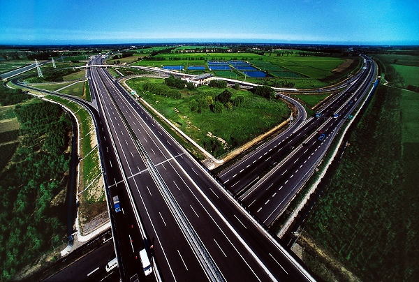 交通 　　京津冀三地間的綜合交通網絡已在加速構建。總裡程940公裡的京津冀環線高速公路明年就將全線貫通。屆時，環京縣（市）間將通過大外環實現全高速連接。