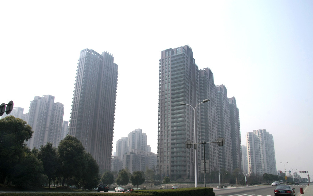 房地產 　　隨著“京津冀協同發展”上升為重大國家發展戰略，人們的視線開始轉移到保定、廊坊等環京城市，幾個焦點城市的房地產市場銷量暴增，房價上漲。