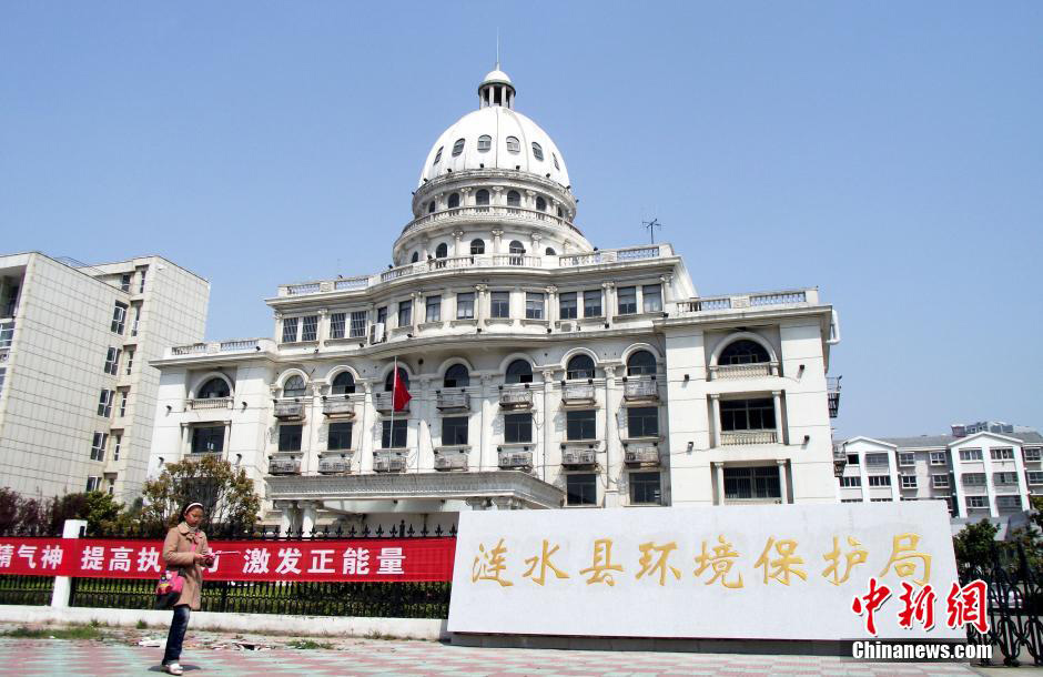 组图:江苏某县环保局办公楼似山寨白宫