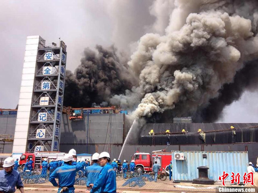 组图:上海江南造船厂一八万吨级在建货轮起火