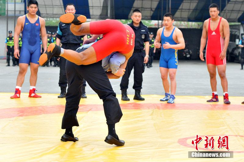 0415գĴʡɶУɶй־ַӡӥؾжĴʡˤӶӿչһξ񹲽УλŮˤӶԱԸҪǰؾд衱ΪϤˡַؾȻŮˤӶԱʾˤӵġƷŮˤӶԱˤڵءϤŮˤӶԱ·Ժ󣬽ŸոѧؾʼռϷ磬ڡУܿ콫ŮԱ̵ֳһƬ 