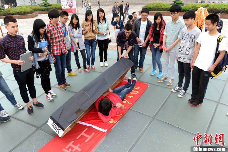 武汉大学生模拟人生旅程 体验生命意义