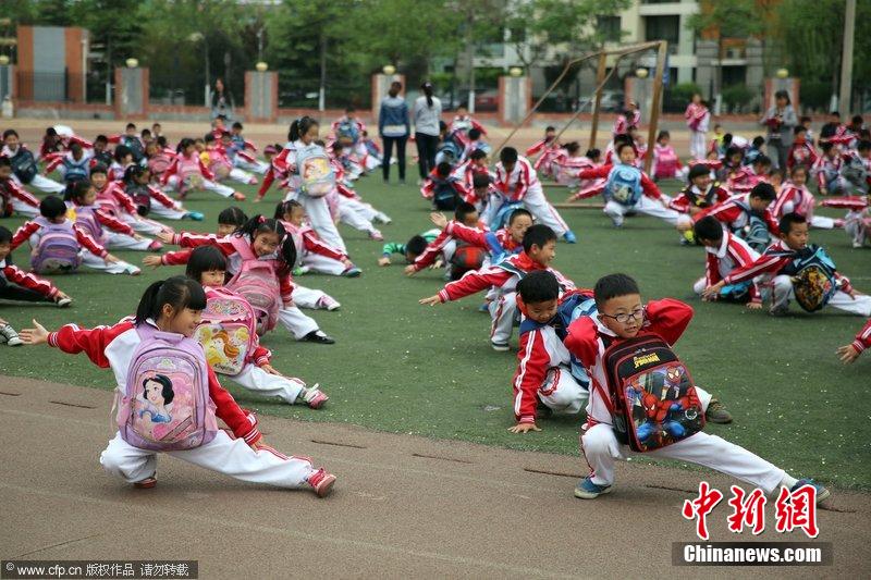     4��16�գ���������̨������Сѧѧ��������������μ�٣���У782��ѧ����ʼΪ��һ��ġ�����������������������������ѡ����ͼΪ��̨������Сѧѧ��������������μ�١�    ���գ���У782��ѧ����ʼΪ��һ��ġ�����������������������������ѡ�������˵�������⣬ÿ��ѧ������ﻹװ��һö��������һ���ѧϰ�У�ѧ���������ϿΡ��μ䡢�������������ϲ�������������������Ҫ������ö�����ڷ�ѧʱ������𡣸�УУ���������ʾ��5��11����ĸ�׽ڣ�ÿ��ĸ�׽�һ����֮ǰѧУ�Ὺչһϵ�л����һ����֪��������ͨ������������ѧ�����ܵ����軳���ڼ�Ĳ��ס�