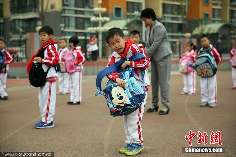 北京小学孕育倒读书包护鸡蛋v鸡蛋妈妈开展难小学生背书郎图片