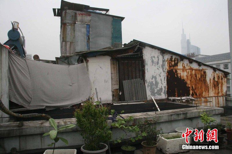 4��17�գ�����ʡ�Ͼ��У������´�С���ġ������ﻧ������¥��Υ����ʽ���ࡣ���գ��к����س����������Ͼ�С���ݶ������𡰿����ﻧ�����������������������Ա���Ͼ���û�������ġ������ﻧ����������Ҳ���Ͼ����Ͼ�С���������߷á��������磬�����������Ͼ��������������·С����������С����8��¥����ݶ��������˽�100�䡰���ⷿ����������ס�Ĵ��������������Ա������һЩ�Ǳ���ס�������⻹��һЩס����¥��������������ӣ�����ˡ�