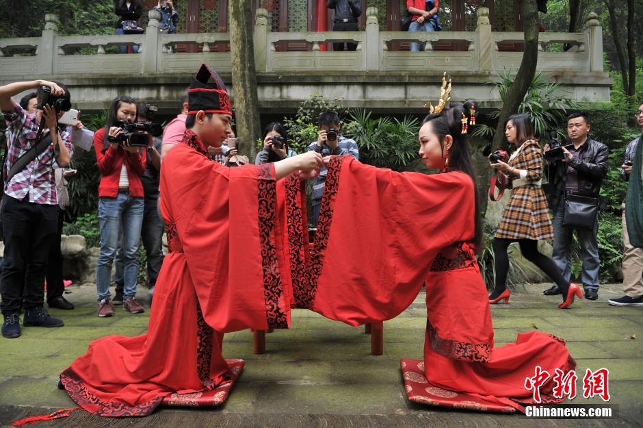 4月24日,重庆南山书院里,一对年轻人正在演示传统汉服婚礼。“五一”小长假期间,来自各地的52对新人将齐聚国家5A级旅游景区重庆酉阳桃花源,着汉服、行周礼,在“世外桃源”举办一场浪漫而庄重的汉式集体婚典。4月24日,该活动组委会举行新闻发布会,在重庆南山书院向媒体演示传统汉式婚礼。
据了解,本次汉式婚典由中国新闻社重庆分社、酉阳桃花源旅游投资集团、共青团酉阳土家族苗族自治县委共同主办,重庆新闻网中闻传媒有限公司承办,旨在通过盛大的汉式集体婚典重现传统仪式、重塑经典礼制,呼吁传承中华民族传统文化,倡导传统文化的回归。