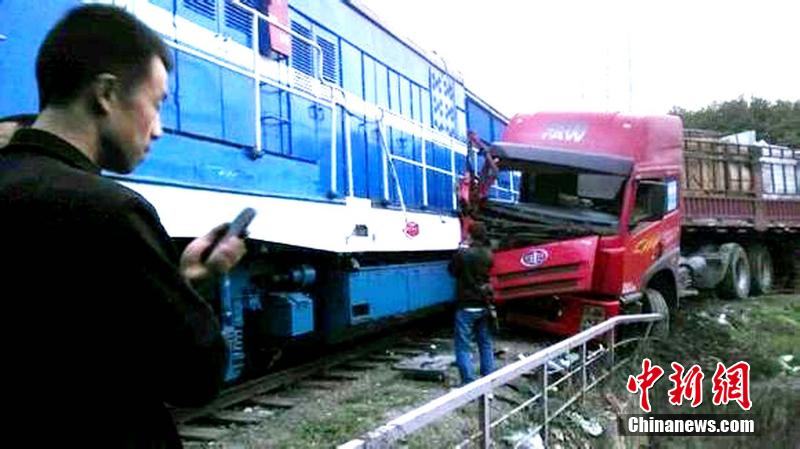 河南洛阳发生货运火车与大货车碰撞事故