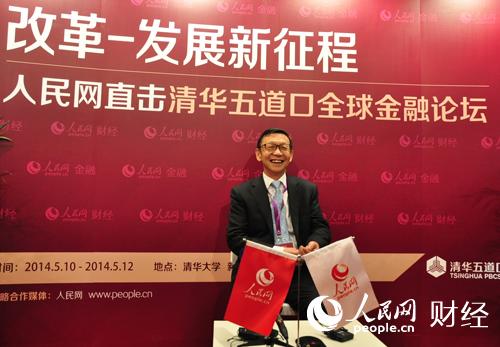 ���廪�����ȫ�������̳����2014��5��10����12���ڱ������С�ͼΪ�й������ԭ����ϯ���廪��ѧ����ڽ���ѧԺս����ѯίԱ��ίԱ�̶�������������ֱ���䡣��� �㣩