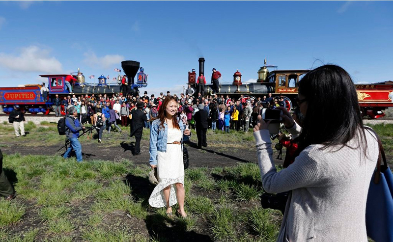 當地時間2014年5月10日,美國猶他州,當天為橫貫北美大陸鐵路華人勞工紀念日,也是橫貫北美大陸第一條太平洋鐵路建成145周年紀念日。來自美國亞洲太平洋社區和中國廣東地區的民眾出席儀式,紀念在修建鐵路過程中犧牲的中國勞工。