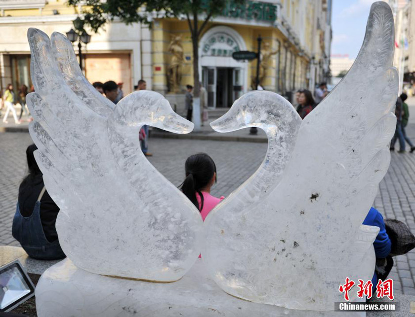 5月22日,哈尔滨中央大街上两座精美的仿真冰雕