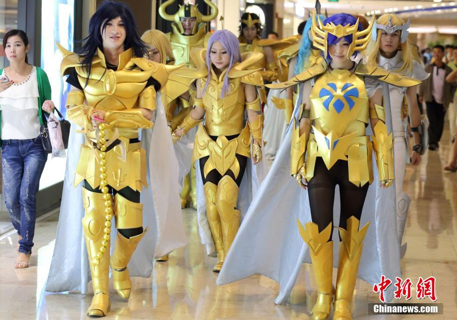 组图:"黄金圣斗士"空降南京演绎动漫精典
