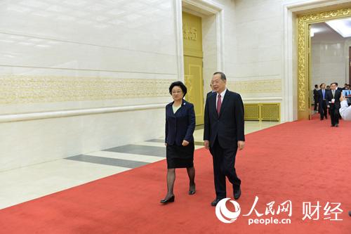 全国政协副主席李海峰和人民日报社社长杨振武步入会场