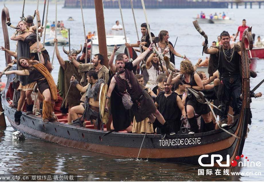 组图:西班牙民众庆祝 维京海盗节 重现海盗入侵