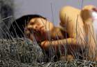 中國女藝術家“裸睡”鐵絲床36天