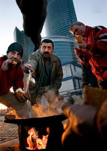 图为土耳其建筑工人在莫斯科国际商务中心的工地前搭灶吃饭.